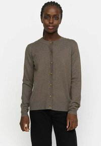 Ljust brunt cardigan i mjukt tyg, med rund halsringning, helängdsl�ång ärm och knappstängning med guld accenter.