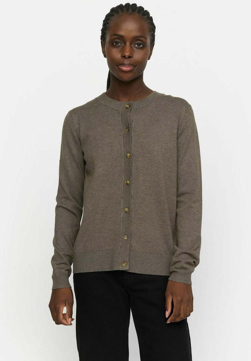 Ljust brunt cardigan i mjukt tyg, med rund halsringning, helängdslång ärm och knappstängning med guld accenter.