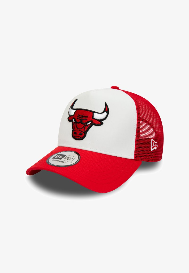 Crveno-bijela mrežasta bejzbol kapa s logom Chicago Bulls sprijeda i New Era podesivom naljepnicom na štitu.