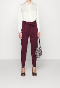 Vero Moda Tygbyxor - bordeaux