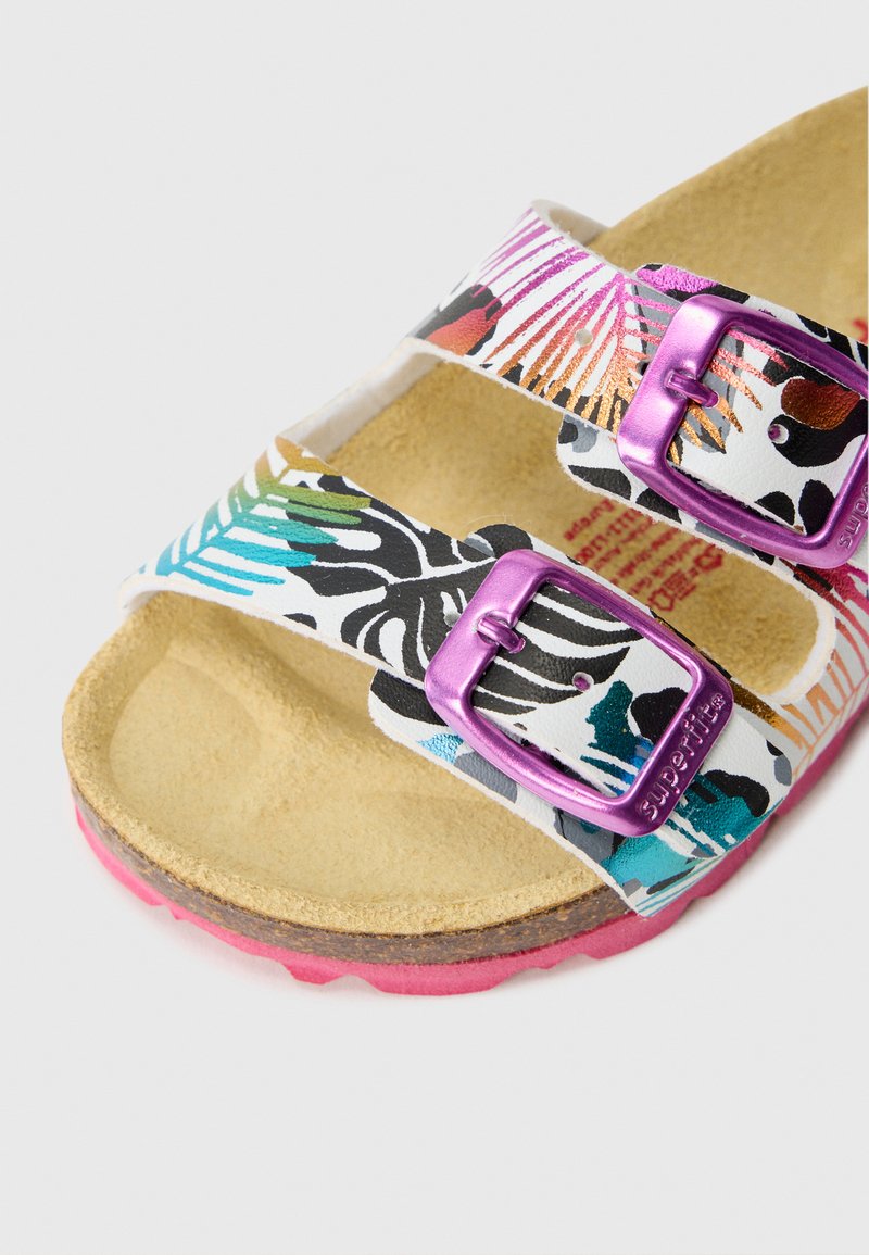 Bunte Sandalen mit Floraldesign, ausgestattet mit zwei lila Schnallen, einem Korkfußbett und einer pinken Gummisohle.