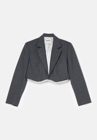 Blazer gris recortado en tejido texturizado con cuello con muescas y dobladillo acentuado con perlas. Cuenta con mangas largas y un interior forrado de satén.