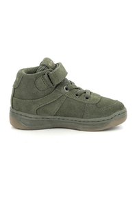 Grønn semsket høy-top-sneaker med snøring og borrelås. Har en teksturert overflate og gummisåle. Justerbar stropp for tilpasning.
