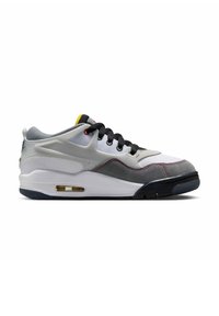 Niskie sneakersy z białą siateczkową cholewką, szarymi zamszowymi akcentami, czarnymi sznurówkami i czerwonymi przeszyciami. Posiadają widoczną jednostkę powietrzną w podeszwie.