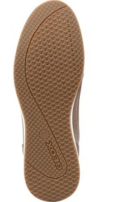 Suela de zapato de goma marrón con un patrón hexagonal texturizado, que presenta un acento blanco y el logotipo "GEOX". Bisel suave con ligera curvatura.