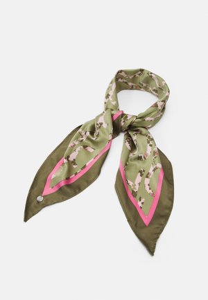 Zijden sjaal met olijfgroene en roze rand, met abstracte bloemmotieven, losjes gestrikt op een witte achtergrond.