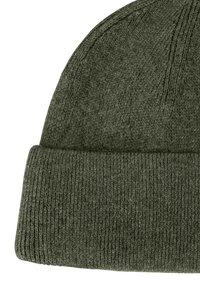 gebreide beanie muts in donkergroen olijf. Heeft een geribbelde manchet en een gestructureerd lichaam, met een zacht en flexibel materiaal.