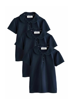 Drie navyblauwe poloshirts met korte mouwen, afgeronde kragen en hartvormige knopen, gestapeld in een verspringende opstelling.