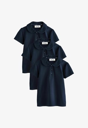 Tre mørkeblå polo T-shirts med korte ærmer, afrundede kraver og hjerteformede knapper, stablet i en trappet arrangement.