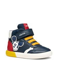 Baskets montantes en cuir bleu marine avec des lacets jaunes, des accents blancs et un talon rouge. Présente un motif de Mickey Mouse sur le côté.