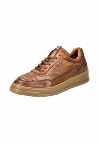 Sneaker in pelle marrone con punta arrotondata, tomaia texturizzata, design con lacci e suola imbottita di colore tan. Presenta dettagli di cucitura sottili.