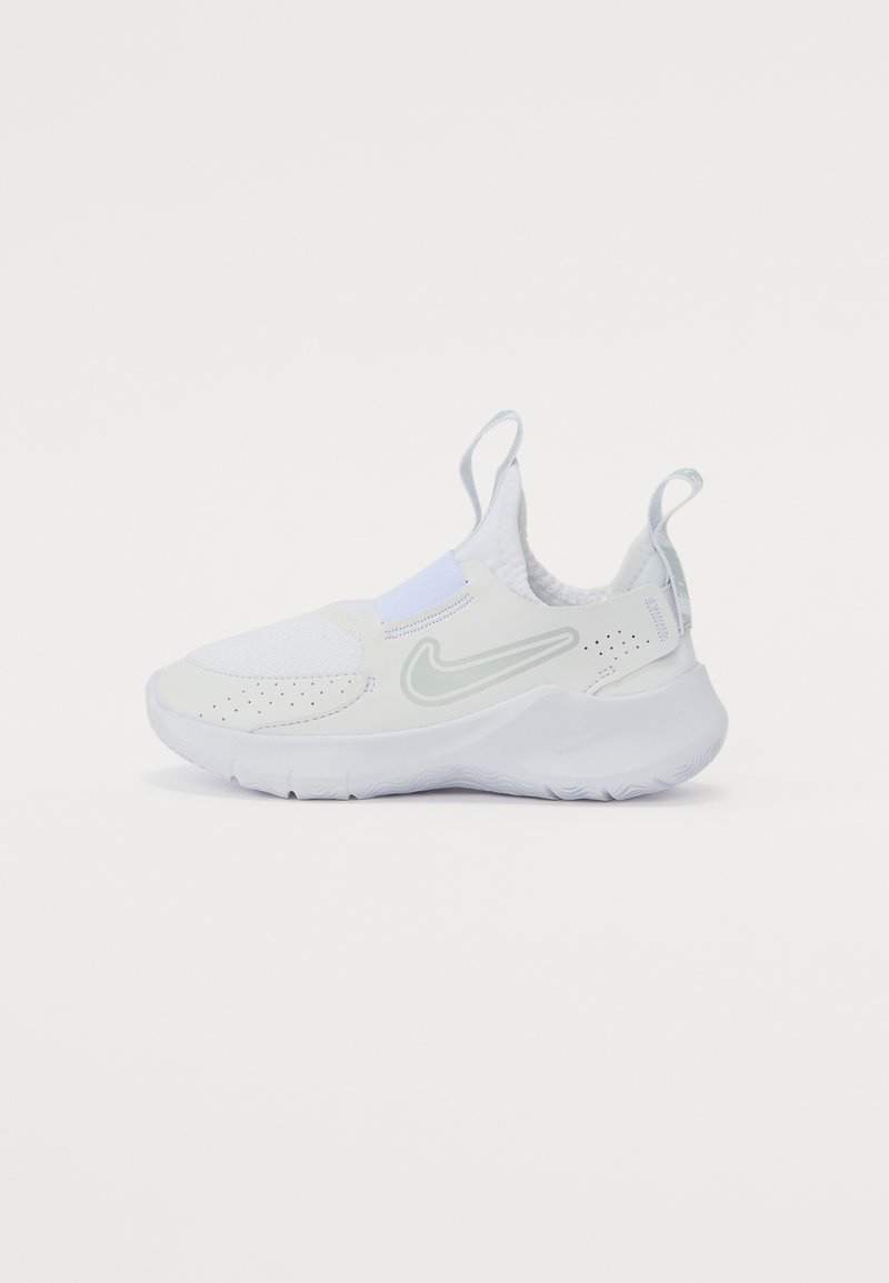 Baskets blanches à enfiler avec une tige texturée, une sangle élastique et un logo Nike vert clair subtil. Dotées d'une semelle rembourrée et d'une languette.