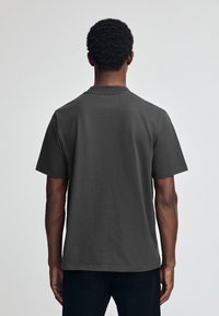 Schwarzer Kurzarm-T-Shirt in Anthrazit mit Rundhalsausschnitt, aus Baumwolle, mit glatter Textur und lockerem Schnitt.