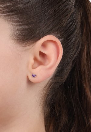 Lila herzförmige Steckohrringe mit strukturierter Oberfläche, in Metall gefasst. Klein und eng anliegend, entworfen für durchstochene Ohren.