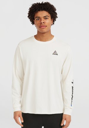 Long-sleeve white T-shirt in cotton, featuring a triangular logo on the left chest and bold text down the right sleeve.