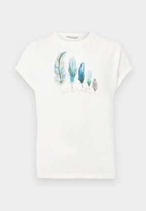 T-shirt blanc à manches courtes avec cinq plumes bleues et vertes alignées en rangée, et la phrase « léger comme une plume » en dessous.