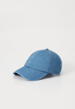 Casquette de baseball en denim bleu avec visière incurvée et design de panneaux cousus sur fond blanc.