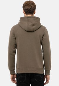 Brauner Kapuzenpullover mit Kängurutasche, gerippten Bündchen und Saum, ausgestattet mit einer Kordelzugkapuze und weichem, strukturiertem Stoff. Rückansicht gezeigt.