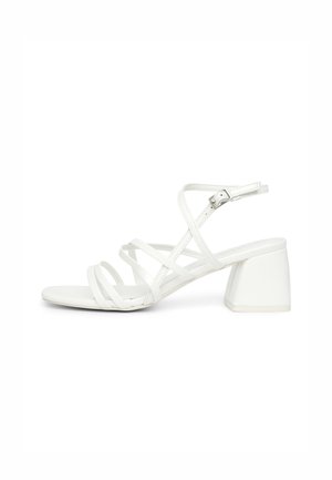Sandalo da donna bianco con tacco a blocco, molteplici sottili cinturini sulla parte superiore del piede e cinturino regolabile alla caviglia con fibbia.