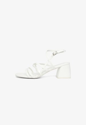 Sandalo da donna bianco con tacco a blocco, molteplici sottili cinturini sulla parte superiore del piede e cinturino regolabile alla caviglia con fibbia.
