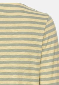 Gestreepte langemouwen shirt met afwisselend lichtgroene en crème strepen, gemaakt van een zachte, textuurstof en met een ronde halslijn.