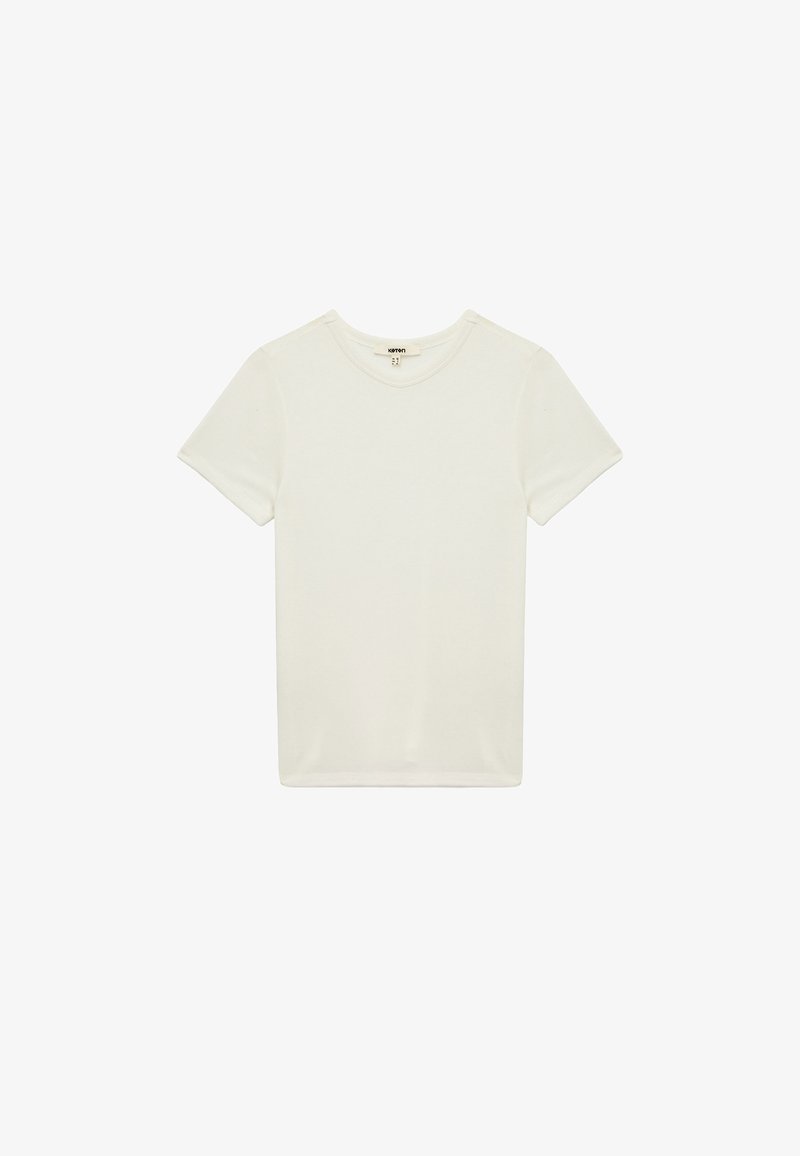 Camiseta de algodón blanca con cuello redondo y mangas cortas, que presenta un diseño sencillo y una textura suave, adecuada para el uso casual.