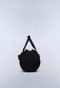 Kulatá černá taška s hladkým látkovým povrchem, vybavená dvěma popruhy a zipem na horním otevření. Minimalistický design bez ozdob.