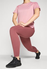 New Balance SLEEK HIGH RISE LEGGING - Pajkice - washed burgundy