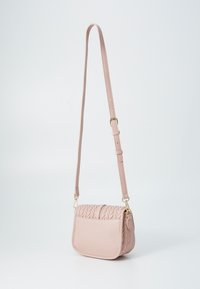 Ροζ τεχνητή δερμάτινη τσάντα crossbody με υφασμάτινη υφή, ρυθμιζόμενο λουράκι και χρυσές λεπτομέρειες. Συμπαγές ορθογώνιο σχήμα με μπροστινή τσέπη.