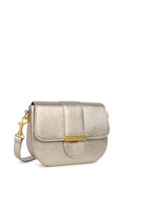 Borsa a tracolla metallica dorata con superficie texturizzata, chiusura a cappottina e dettagli in metallo dorato. Presenta una tracolla regolabile.