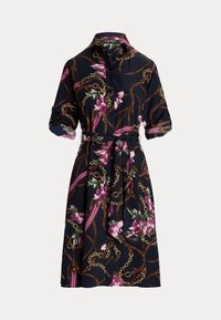 Skjortklänning med blommönster i marinblått, med uppkavlade ärmar, knäppning framtill och tygbälte. Har guldkedja och banddetaljer.