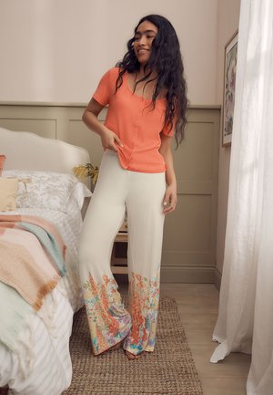 Laura Ashley, REGULAR FIT - MEADOW PRINT BUTTON THROUGH PYJAMAS SET  . - Nachtwäsche Set - orange