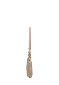 Beige leren clutch met een slank profiel, voorzien van een afneembare schouderriem en gouden hardware. Gladde textuur zonder zichtbare patronen.
