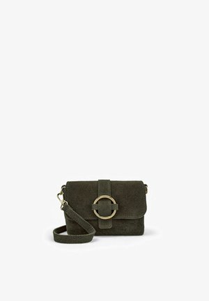 Sac besace en daim vert foncé avec une boucle circulaire dorée et une bandoulière assortie, sur fond blanc.