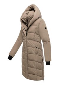 Cappotto puffer lungo beige con un ampio cappuccio, design trapuntato, tasche laterali e polsini elastici. Presenta una zip frontale e chiusure a scatto.