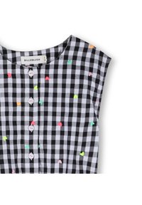 Αμάνικο φόρεμα σε ασπρόμαυρο καρό μοτίβο, με κοντά μανίκια, διακοσμημένο με πολύχρωμες κεντημένες καρδιές και κλείσιμο με κουμπιά στο μπροστινό μέρος.