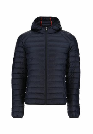Doudoune matelassée bleu marine avec capuche, fermeture éclair à l'avant, manches longues et doublure rouge subtile à l'intérieur de la capuche.