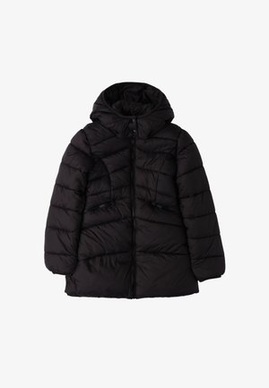 Chaqueta de plumas negra con capucha, que presenta un cierre frontal de cremallera, bolsillos laterales con cremallera y un diseño acolchado con costuras horizontales.