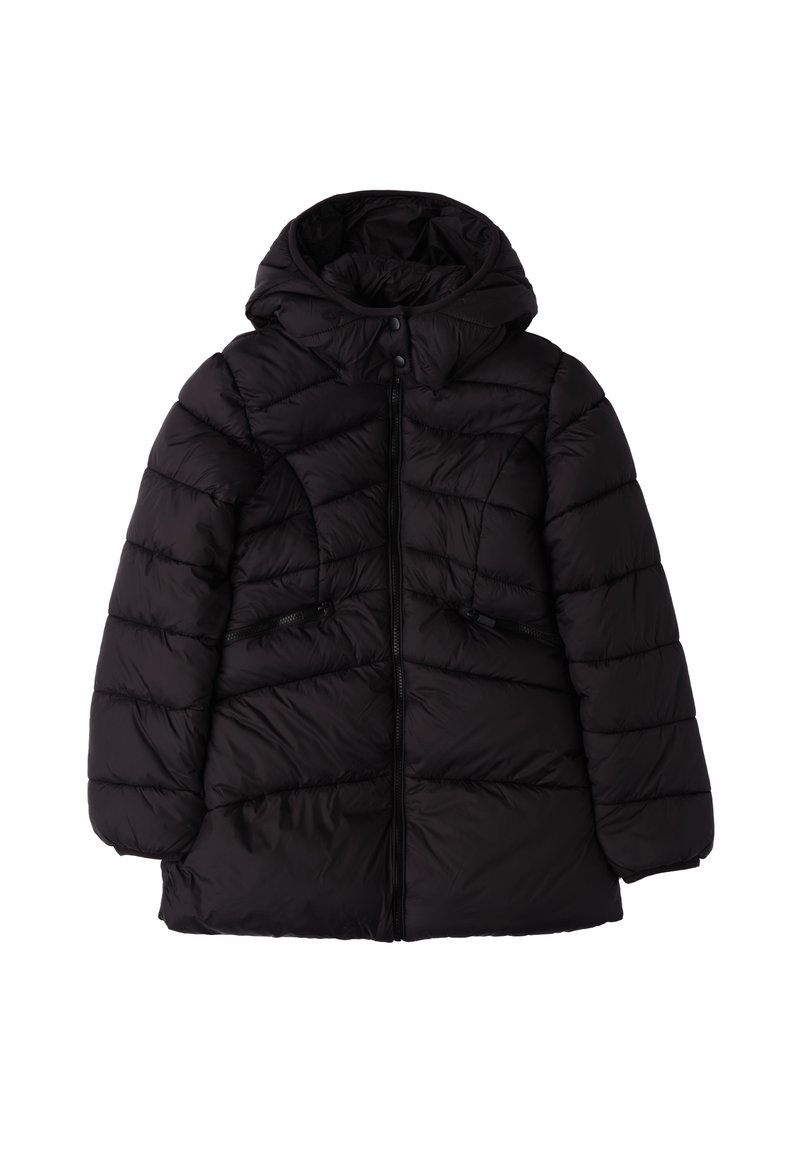 Chaqueta de plumas negra con capucha, que presenta un cierre frontal de cremallera, bolsillos laterales con cremallera y un diseño acolchado con costuras horizontales.