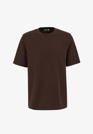 Pruun lühikeste varrukatega t-särk ümmarguse kaelusega. Valmistatud tekstuurse kangaga, sirge lõike ja peene kaubamärgi embleemiga äärise lähedal.