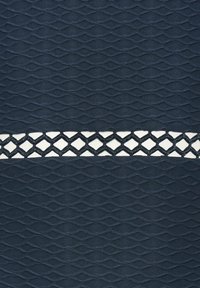 Tissu marine présentant un motif de vagues texturé avec une bande d'accent en maille blanche en travers du centre. Texture riche et design distinct.