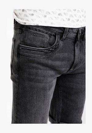 Črne denim kratke hlače z gladko teksturo, ki imajo pet žepov, zavihke na robovih in majhno blagovno oznako na zadnjem žepu.