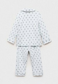 Vitt bomullsset med pyjamas med långa ärmar och byxor, prydd med små blå blommönster. Inkluderar krage och manschetter.