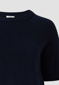 Dunkelblauer Strickpullover mit kurzen Raglanärmeln, ausgestattet mit einem Rundhalsausschnitt und einer glatten, strukturierten Oberfläche.