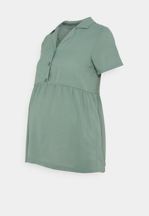 Blouse de maternité vert sauge à manches courtes avec col à boutons et taille froncée pour le confort et le style.