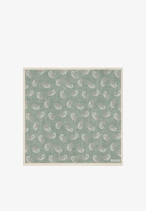 Rechteckiger grüner Stoff mit hellbeigen Paisleymustern und beigem Rand, "BOGGI"-Logo in der unteren rechten Ecke.