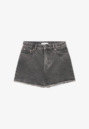 Shorts di jeans neri a vita alta con orlo sfrangiato, bottone e cerniera frontali e passanti per cintura, distesi su uno sfondo bianco.