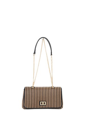 Borsa rettangolare con righe verticali nere e beige, rifiniture nere, cinturini a catena dorata e chiusura rettangolare in tono oro sul davanti.