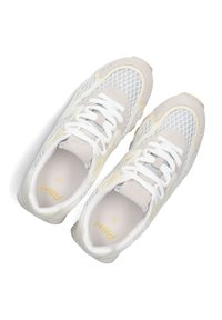 Scarpe da ginnastica bianche e beige con pannelli in rete, accenti in suede, chiusura con lacci e un interno morbido e imbottito. Marchio dorato sulla soletta.