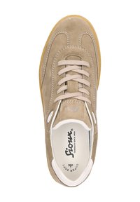 Beige Wildlederschuhe mit abgerundetem Zehenbereich, weißen Akzenten und beigen Schnürsenkeln. Mit einer Gummisohle und einem gestickten Logo auf der Zunge.